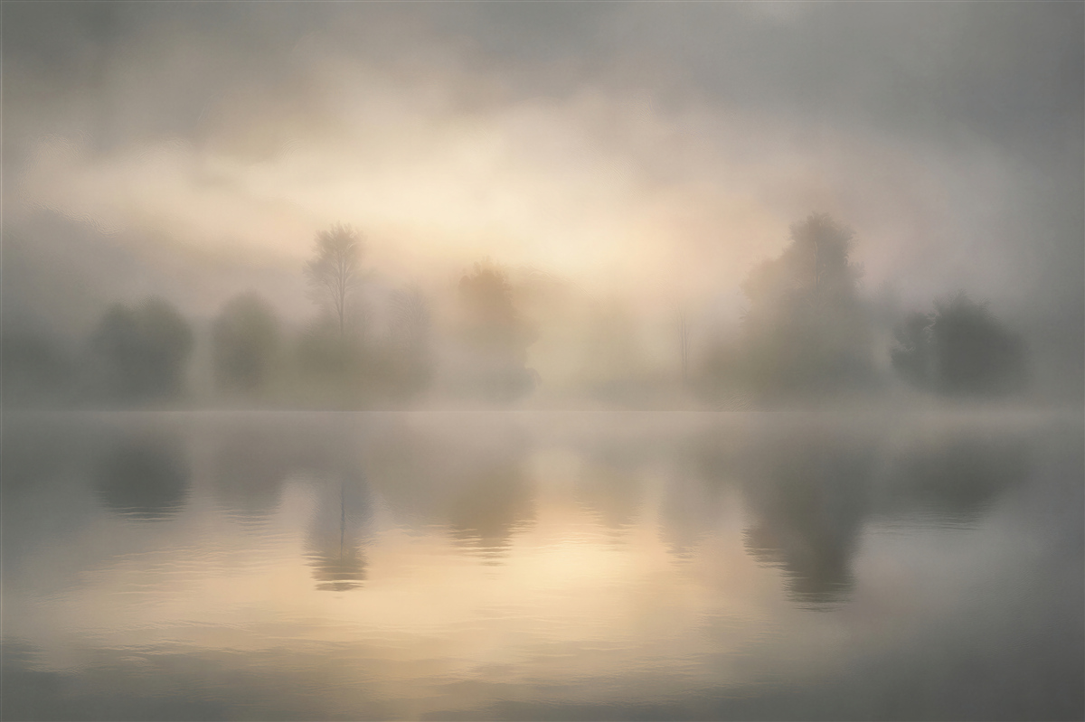 Fototapet Răsărit cețos deasupra unui lac liniștit