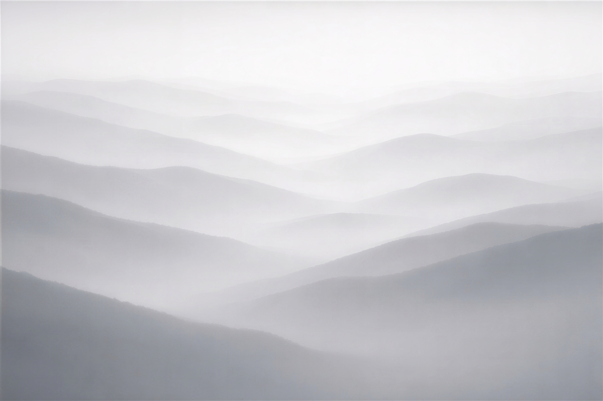 Fototapet Peisaj cețos din straturi montane