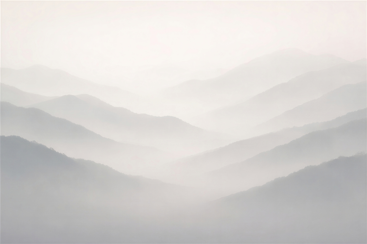 Fototapet Munți pastel învăluiți în ceață